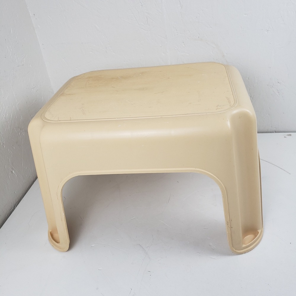 Rubbermaid 4200 Heavy Duty Step Stool Beige Plastic 300 lb Capacity Vintage